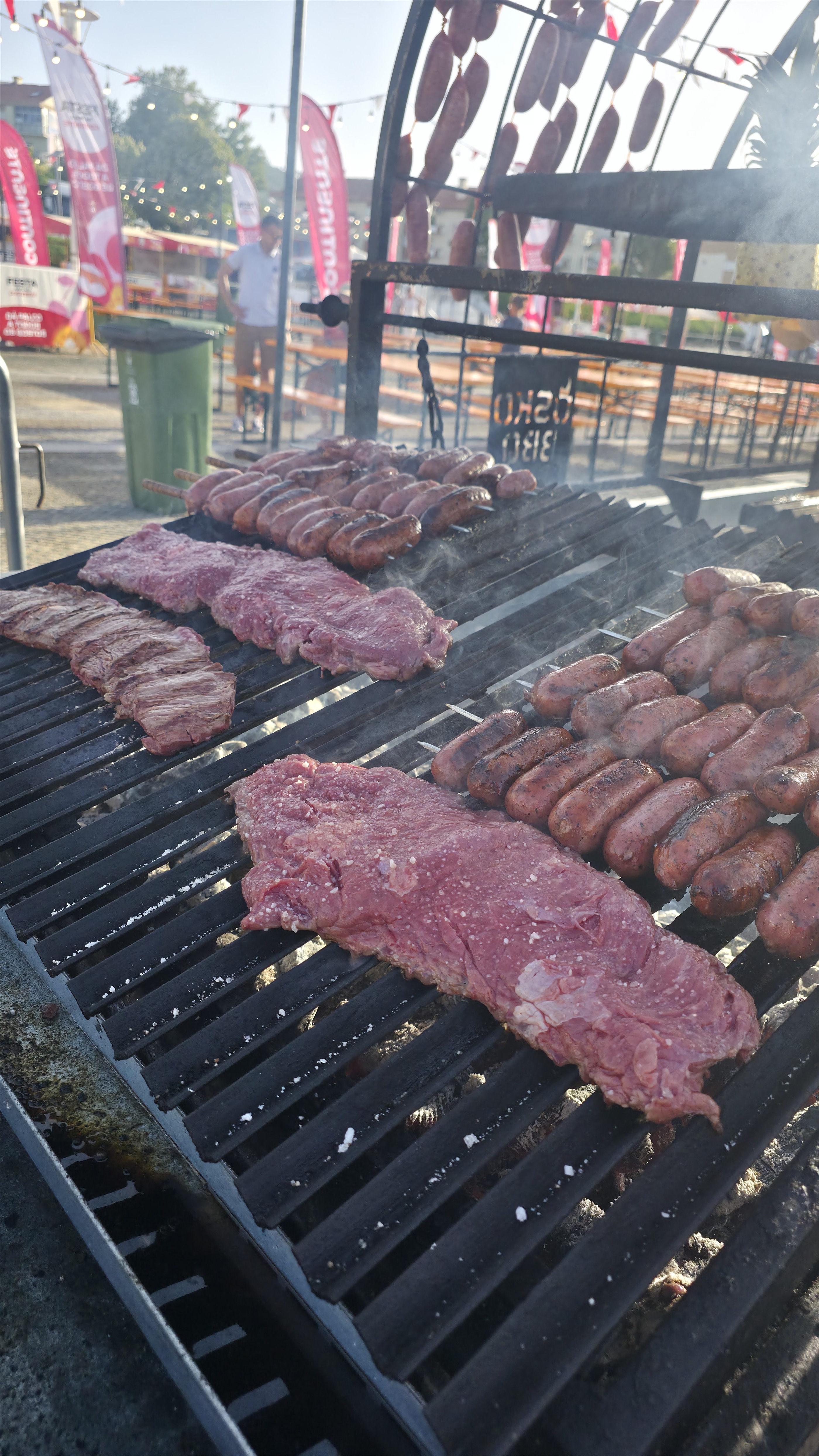 Grelhador profissional com carnes num festival