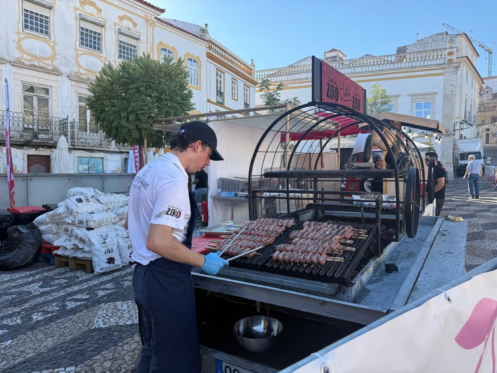 Equipa Ponto Nobre a grelhar num evento ao ar livre em praça histórica