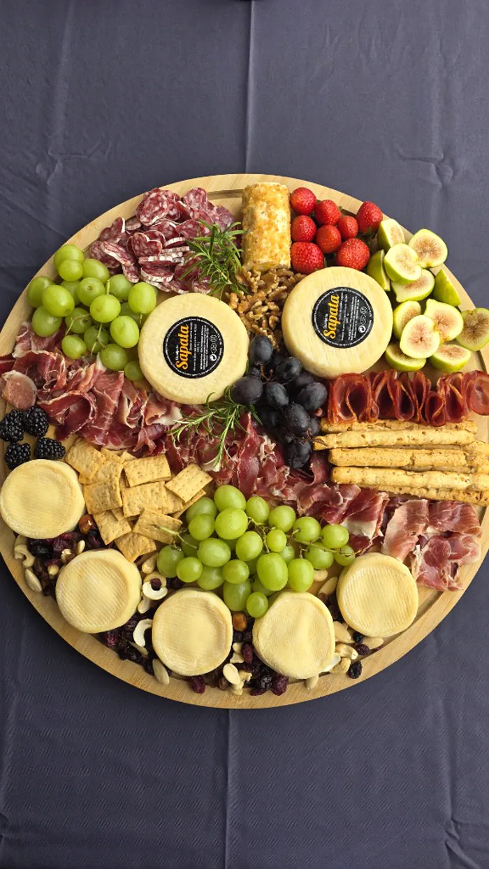 Seleção de queijos Sapata, enchidos e frutas num evento