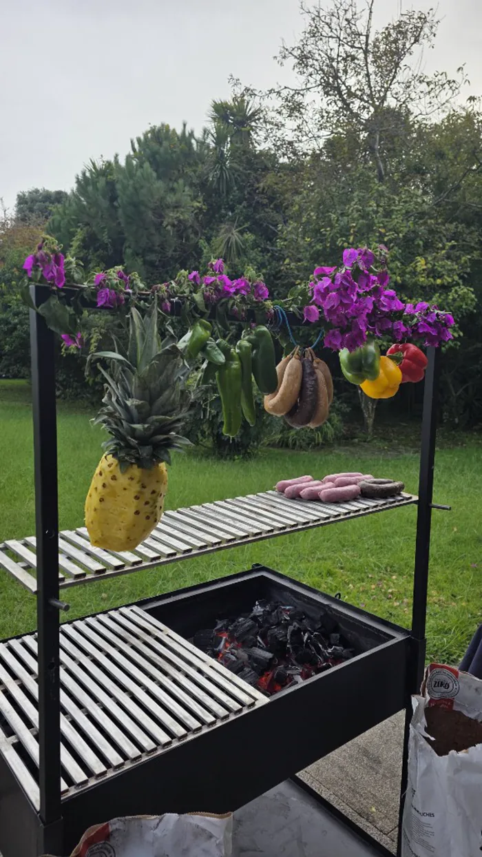 Grelhador decorado com fruta e flores num evento ao ar livre