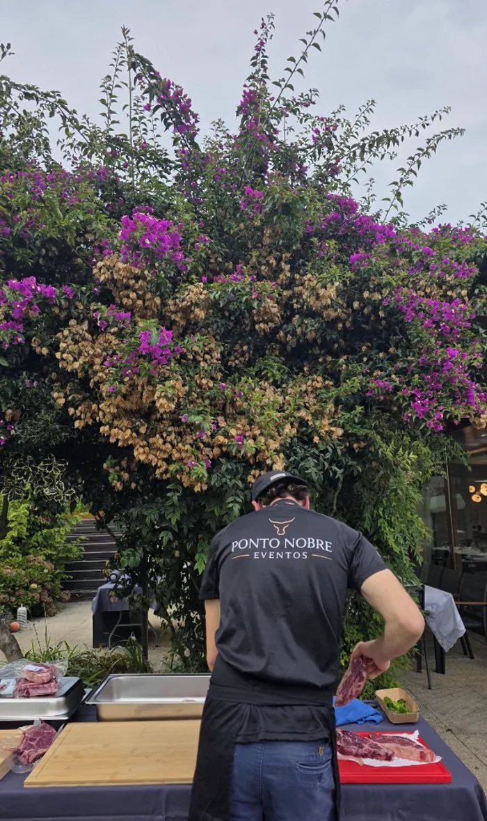 Equipa Ponto Nobre a preparar carnes num evento