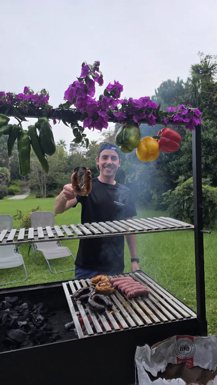 Churrasco ao vivo com enchidos num jardim