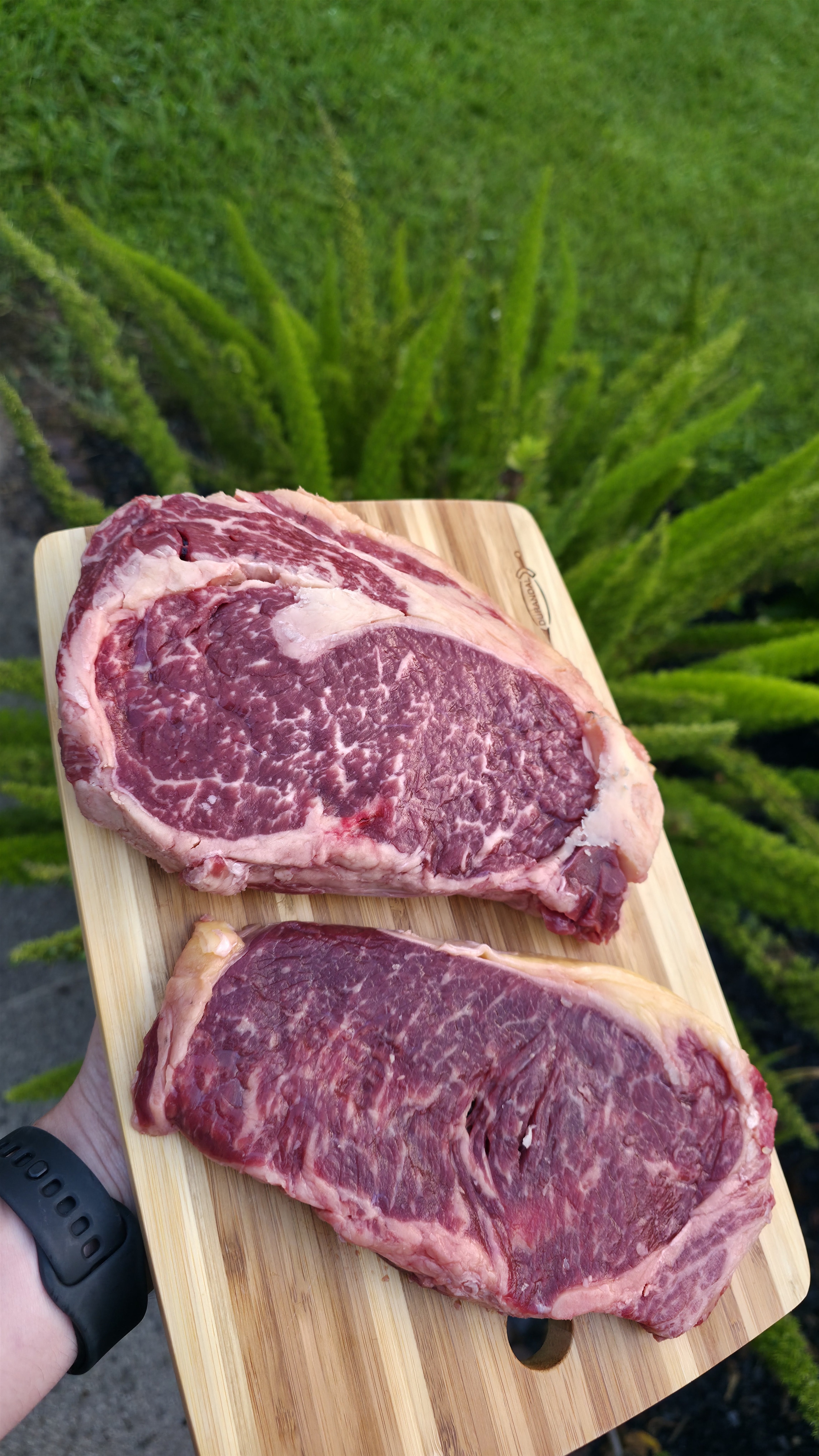 Cortes de carne de excelência apresentados em tábua de madeira