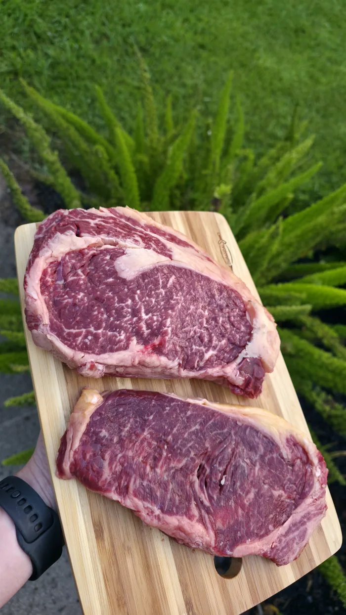 Cortes de carne de excelência apresentados em tábua de madeira